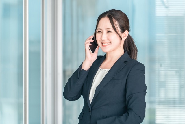 電話をする女性